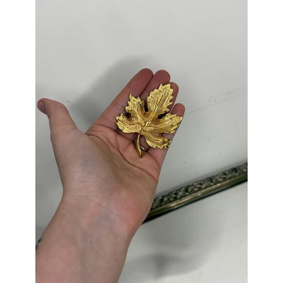 Vintage Autumn Gold Leaf Brooch Pin - Picture 7 of 8